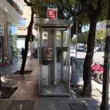 Oggi i telefoni pubblici funzionano soltanto con gli spiccioli essendo i gettoni andati fuori produzione nel 2001 e le schede magnetiche nel 2018. E ne sono rimasti pochi: a Bari ne sono sopravvivono 297 e la via che conta pi� esemplari � la lunga Corso Cavour